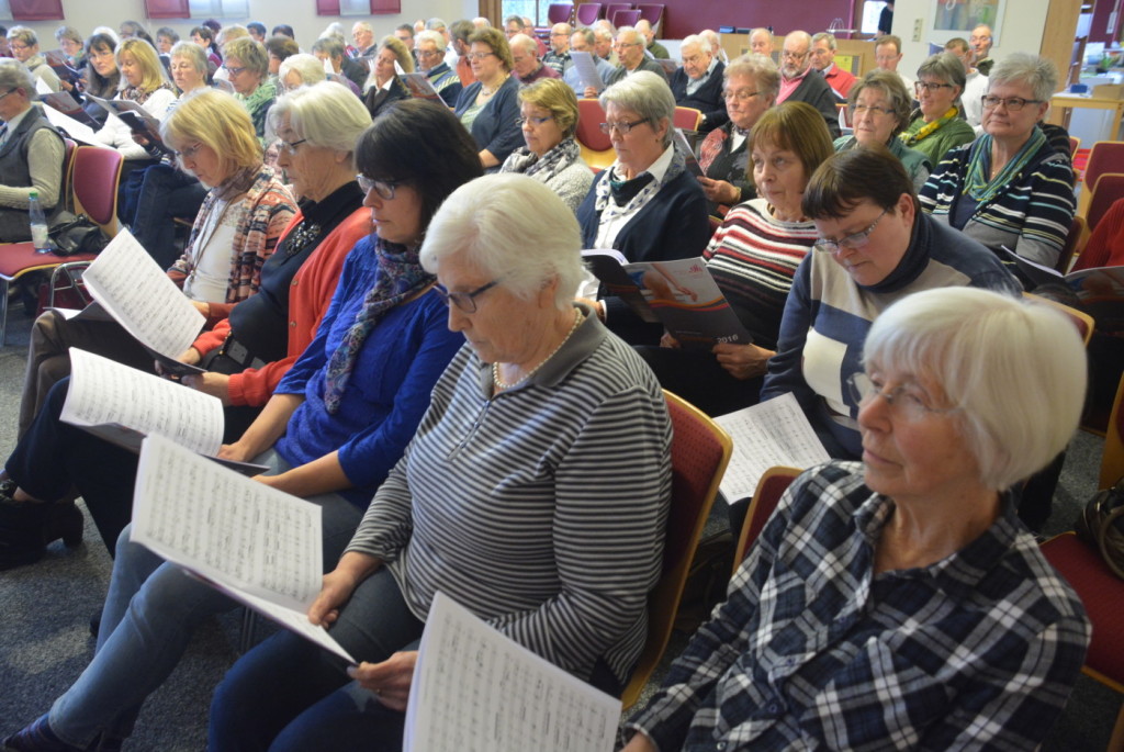 80 Sängerinnen und Sänger haben sich in Ehringshausen zu einem Chortag in der Evangelischen Gemeinschaft getroffen, um Lieder für das Bundessängerfest einzuüben, das am 18. und 19. Juni in Waldgirmes und Wetzlar ausgerichtet wird. Foto: Rühl