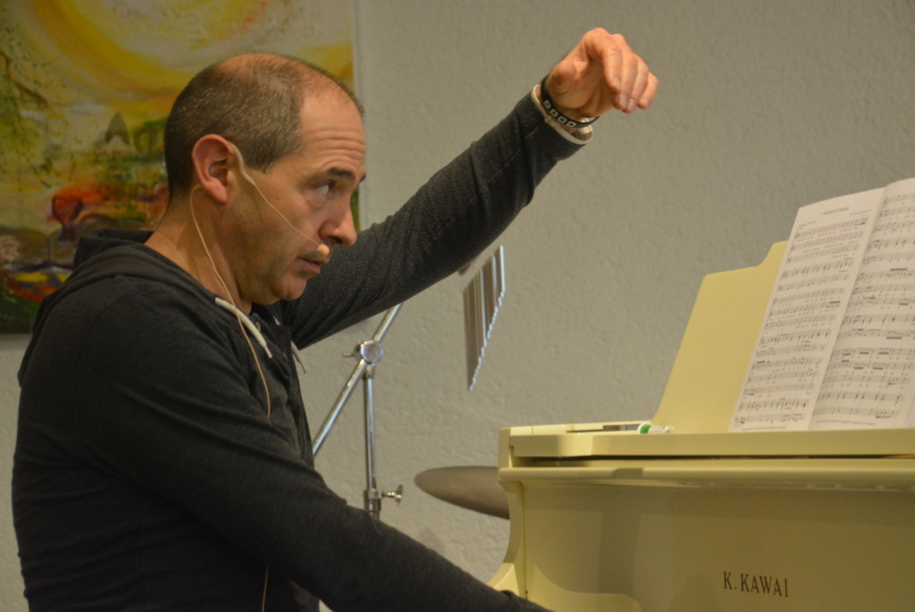 Musikreferent Jürgen Groth vom Evangelischen Sängerbund studierte die Lieder mit den Mitgliedern aus Kirchen- und Gemeinschaftschören ein. Foto: Rühl